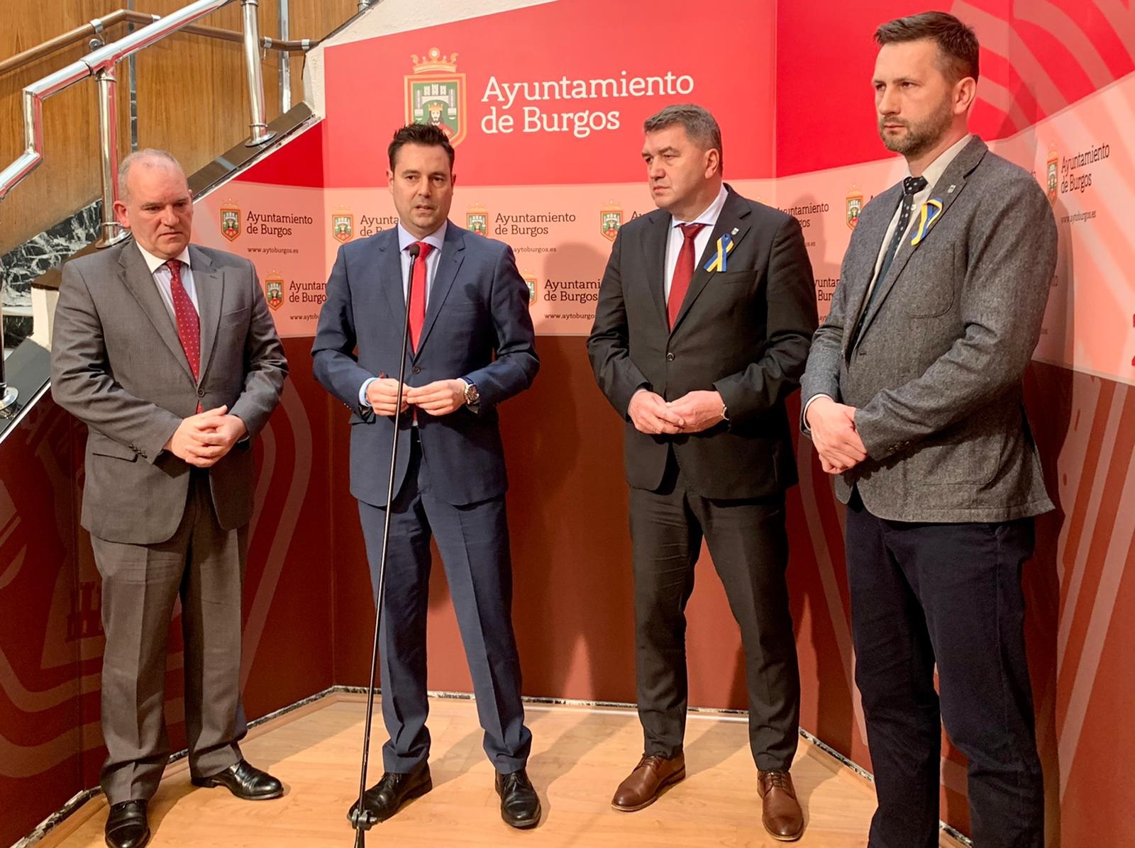 El alcalde anuncia que Burgos acogerá una exposición para conocer la historia de Oswiecin (Polonia)